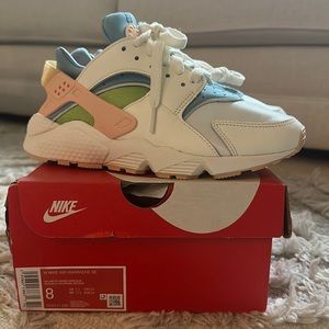 Nike Air Huarache SE. BRAND NEW.